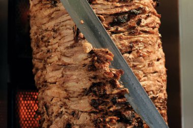 Et parçaları hazır Shawarma. Izgaranın önünde bir çubuk Arap shwarma, popüler bir Orta Doğu atıştırmalığı..