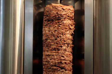 Et parçaları hazır Shawarma. Izgaranın önünde bir çubuk Arap shwarma, popüler bir Orta Doğu atıştırmalığı..