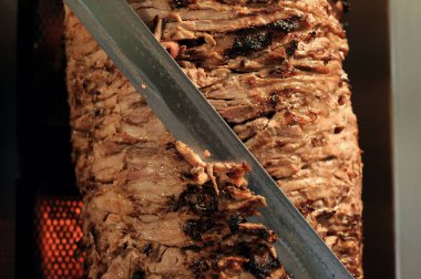 Et parçaları hazır Shawarma. Izgaranın önünde bir çubuk Arap shwarma, popüler bir Orta Doğu atıştırmalığı..