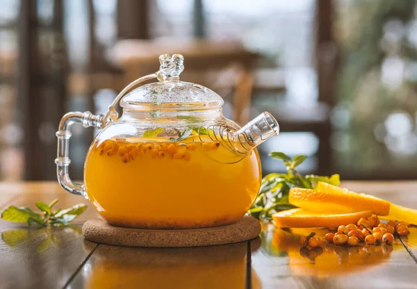 Çilek tarafından çevrili vitaminler ile Deniz topalak yapılan çay lezzetli, doymuş sağlık için sağlıklı meyveleri ve aile çay içme ve vücut sağlığı korumak için Deniz topalak bırakır