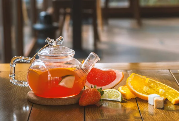 Frukt Rött Ett Glas Vattenkokare Och Kopp Trä Bakgrund — Stockfoto