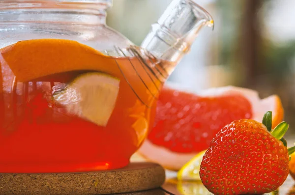 Frukt Rött Ett Glas Vattenkokare Och Kopp Trä Bakgrund — Stockfoto