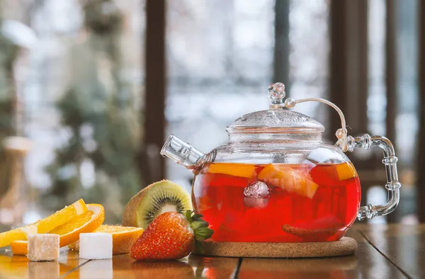Cam Çaydanlıkta Meyveli Kırmızı Çay Ahşap Arka Planda Fincan — Stok fotoğraf