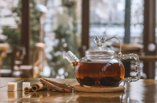 Cam Çaydanlık Ahşap Zemin Üzerine Tarçın Ile Sıcak Baharatlı Çay — Stok fotoğraf