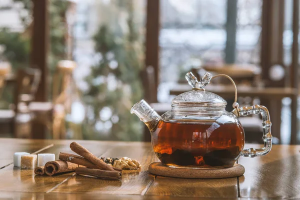 Cam Çaydanlık Ahşap Zemin Üzerine Tarçın Ile Sıcak Baharatlı Çay — Stok fotoğraf
