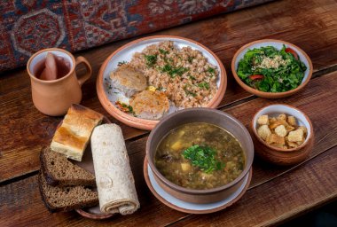 Hayat çeşitli lezzetli yemekler, başlangıç yemekleri, ana yemek, Orta Doğu restoranındaki tatlı komposto.