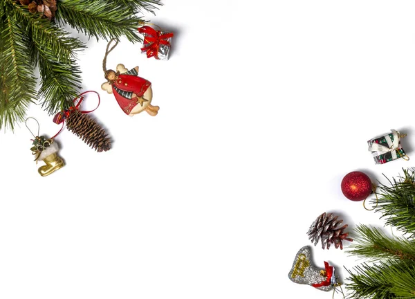 Рождественская Композиция Рождественский Подарок Игрушка Шишки Елки Белом Фоне Квартира — стоковое фото