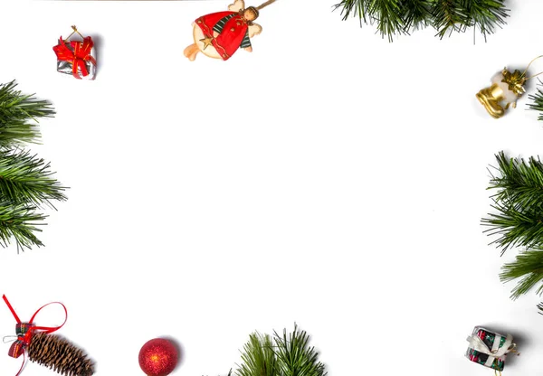 Composición Navideña Regalo Navidad Juguete Conos Pino Ramas Abeto Sobre — Foto de Stock