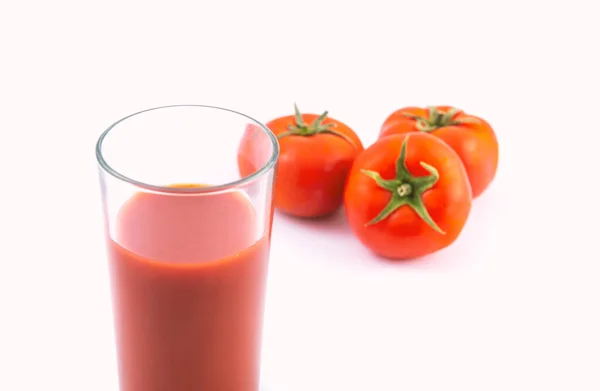Glas Mit Frischem Tomatensaft Und Tomaten Auf Weißem Hintergrund — Stockfoto