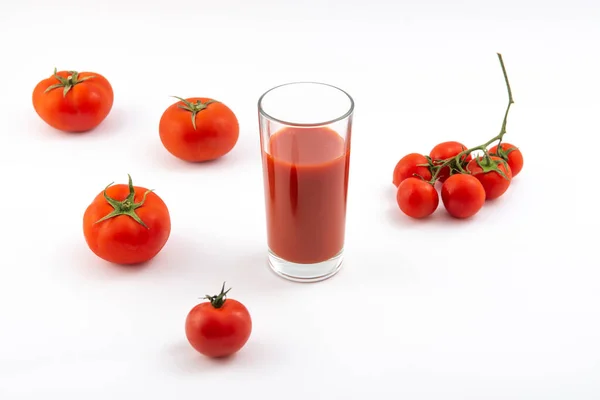 Tomatensaft Glas Und Reife Tomaten Auf Weißem Hintergrund — Stockfoto