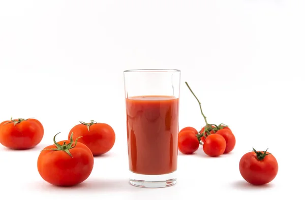 Glas Mit Frischem Tomatensaft Und Tomaten Auf Weißem Hintergrund — Stockfoto