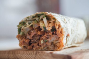 Etli, soğanlı ve otlu geleneksel oryantal sandviç.