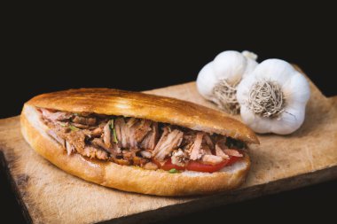 Döner kebap Gyros Shawarma sığır eti veya tavuk ahşap arka plan üzerine şal sandviç pide ekmek rulo