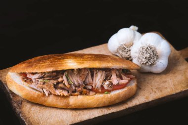 Döner kebap Gyros Shawarma sığır eti veya tavuk ahşap arka plan üzerine şal sandviç pide ekmek rulo