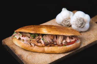 Döner kebap Gyros Shawarma sığır eti veya tavuk ahşap arka plan üzerine şal sandviç pide ekmek rulo