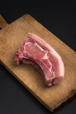 Rustik ahşap kartı ile çiğ biftek.