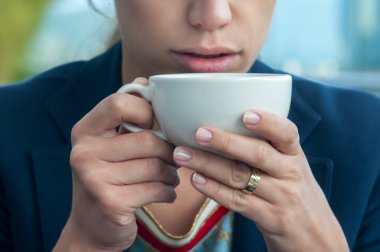 kız bir kafede kapuçino kahve içme