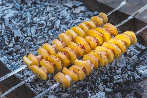 Burgonya Nyársra Húzva Füstölgő Barbecue — Stock Fotó