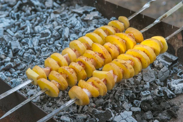 duman barbekü üzerinde şişler üzerinde patates