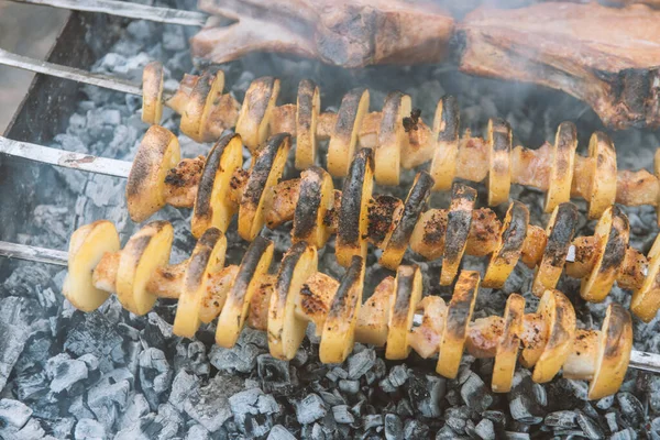 Schweine Und Hühnerfleisch Und Kartoffeln Spieß Auf Dem Grill Rauch — Stockfoto