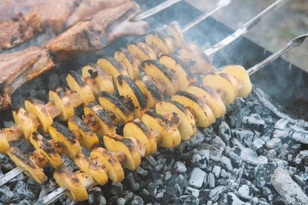 Schweine Und Hühnerfleisch Und Kartoffeln Spieß Auf Dem Grill Rauch — Stockfoto