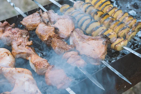 烤架上的猪肉 土豆和烟熏肉 — 图库照片