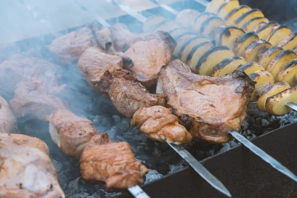 Schweine Und Hühnerfleisch Und Kartoffeln Spieß Auf Dem Grill Rauch — Stockfoto