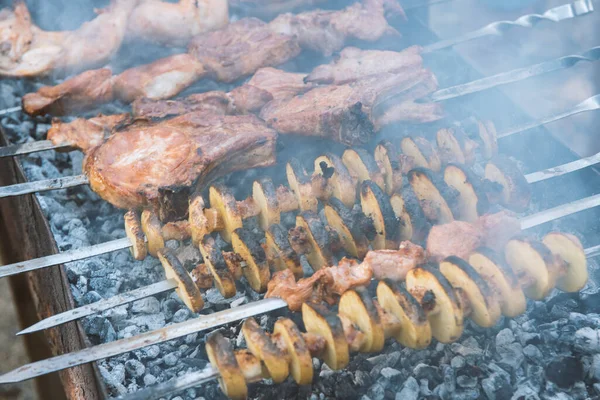 Schweine Und Hühnerfleisch Und Kartoffeln Spieß Auf Dem Grill Rauch — Stockfoto