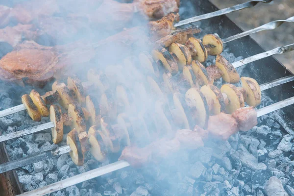 Schweine Und Hühnerfleisch Und Kartoffeln Spieß Auf Dem Grill Rauch — Stockfoto