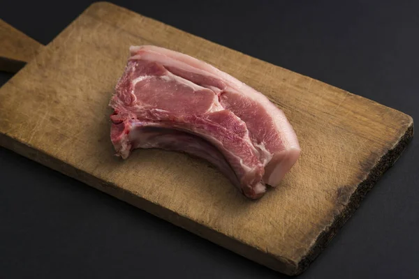 Rustik Ahşap Kartı Ile Çiğ Biftek — Stok fotoğraf