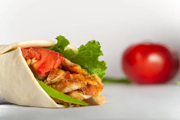 Välsmakande Shawarma Smörgås Isolerad Vit Bakgrund — Stockfoto