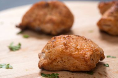 Tahta tahtada Barbekü Tavuk Dilimleri