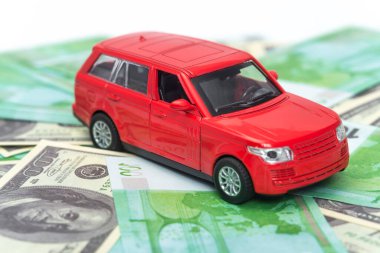 kırmızı araba ve para, Euro ve dolar. Sigorta konsepti