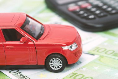 kırmızı araba ve para, Euro ve dolar. Sigorta konsepti
