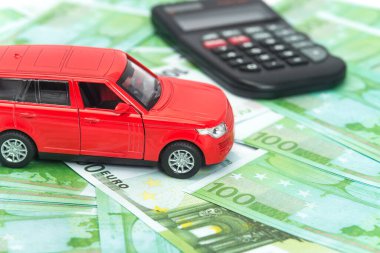 kırmızı araba ve para, Euro ve dolar. Sigorta konsepti