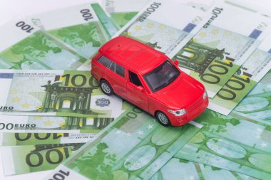 kırmızı araba ve para, Euro ve dolar. Sigorta konsepti