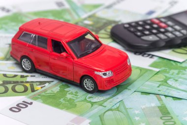 kırmızı araba ve para, Euro ve dolar. Sigorta konsepti
