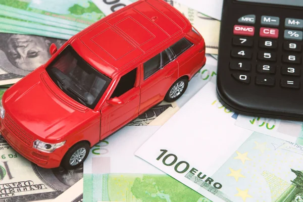 kırmızı araba ve para, Euro ve dolar. Sigorta konsepti
