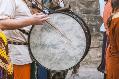 Aktör enstrüman davul Ortaçağ festival süresince oynar.