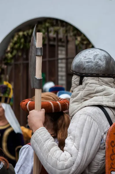 Aktörler Ortaçağ Kostümleri Giyen Biri Kılıç Ile Festival Süresince Ayakta — Stok fotoğraf