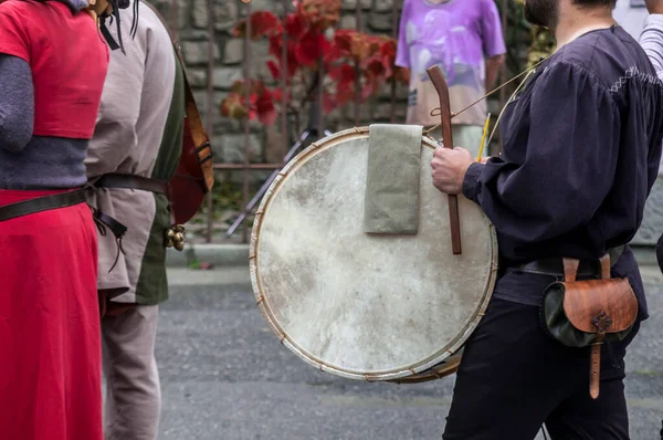 Aktör Avrupa Festival Sırasında Müzik Aleti Davul Çalar — Stok fotoğraf