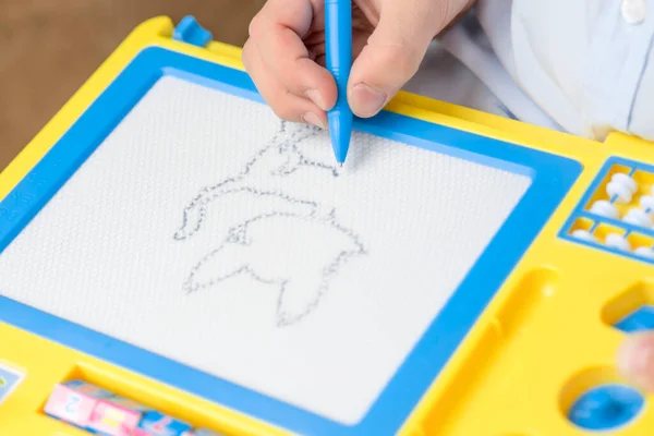 勉強と自宅で磁気の描画ボード上教育概念を描く少年 — ストック写真