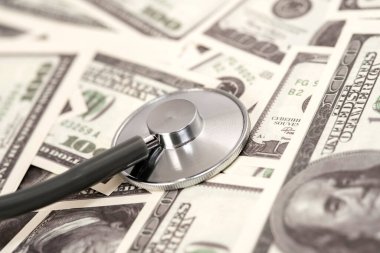 dolar banknot üzerinde tıbbi stetoskop. yakın çekim