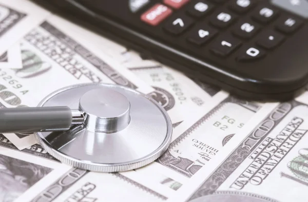 Stetoskop Kalkulator Banknoty Dolarowe Koncepcja Płatności Usługi Medyczne — Zdjęcie stockowe
