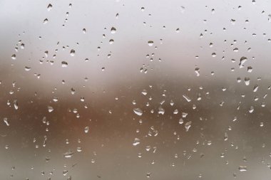 Penceresinde yağmur damlacıkları olan yağmurlu bir gün