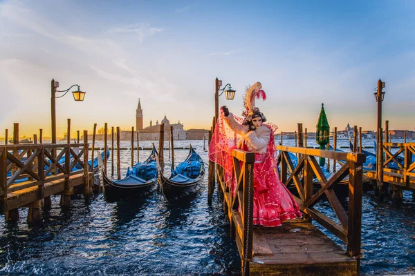 Люди Масках Костюмах Венеціанському Карнавалі — стокове фото