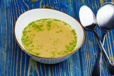 Tavuk buğlonu beyaz kasede mavi masada