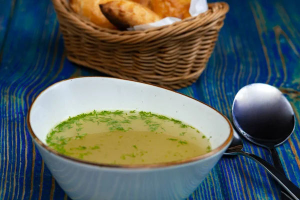 Hühnerbrühe Weißer Schüssel Und Gebackene Kuchen Einem Korb Auf Blauem — Stockfoto