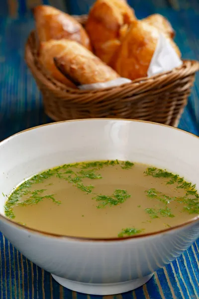 Hühnerbrühe Weißer Schüssel Und Gebackene Kuchen Einem Korb Auf Blauem — Stockfoto