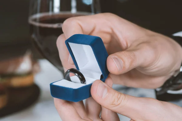 Manos Masculinas Con Caja Terciopelo Azul Que Contiene Pagos Anillo —  Fotos de Stock